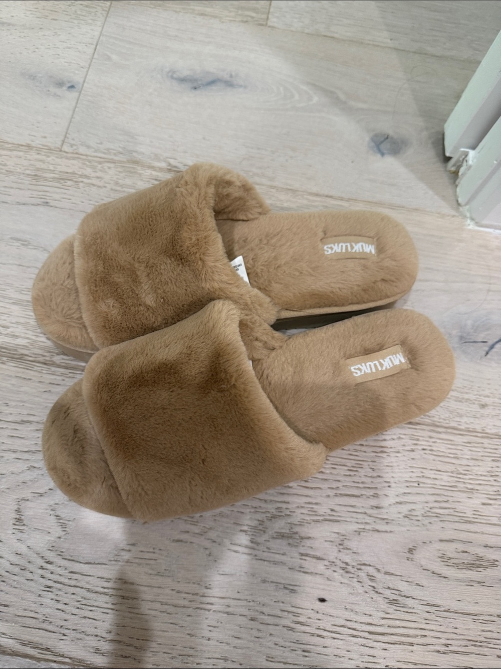 Muk Luks Plush Open-Toe Slide Slippers in Camel Brown Sz 9/10
